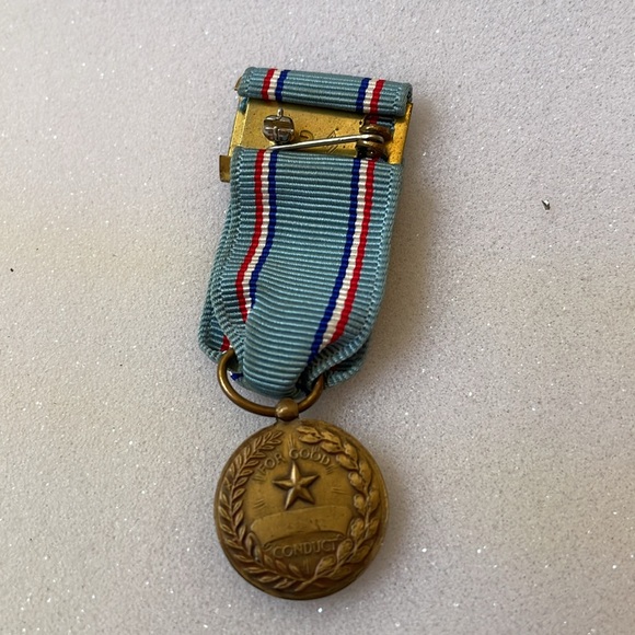 VTG ca 1977 Air Force miniature medal lapel award For Good Condact - Picture 3 of 6